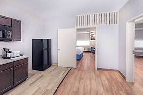 Days Inn & Suites by Wyndham San Antonio near Frost Bank Center