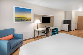Days Inn & Suites by Wyndham San Antonio near Frost Bank Center