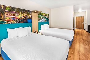 Days Inn & Suites by Wyndham San Antonio near Frost Bank Center