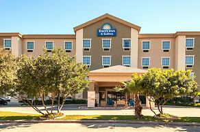 Days Inn & Suites by Wyndham San Antonio near Frost Bank Center