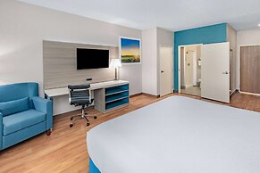 Days Inn & Suites by Wyndham San Antonio near Frost Bank Center