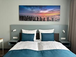 Hotel Schöne Aussicht, Stilvoll modern, direkt am Rüstersieler Hafen