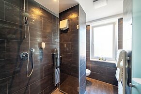 Pakat Suites