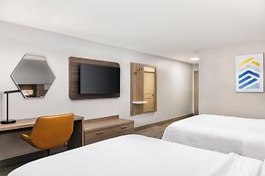 Holiday Inn Express & Suites Green Bay East by IHG