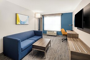 Holiday Inn Express & Suites Green Bay East by IHG