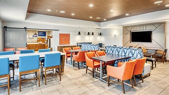 Holiday Inn Express & Suites Green Bay East by IHG
