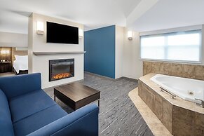 Holiday Inn Express & Suites Green Bay East by IHG