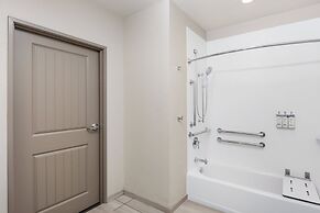 Holiday Inn Express & Suites Green Bay East by IHG