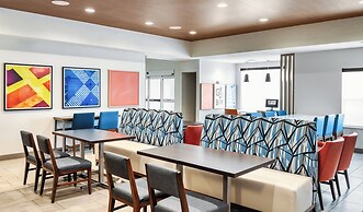 Holiday Inn Express & Suites Green Bay East by IHG