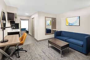 Holiday Inn Express & Suites Green Bay East by IHG