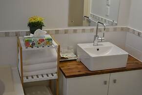 Colonial Lodge Motel