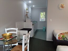 Colonial Lodge Motel