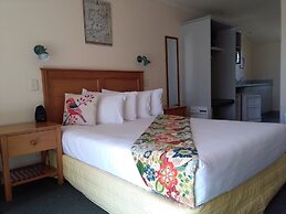 Colonial Lodge Motel