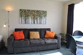 Colonial Lodge Motel