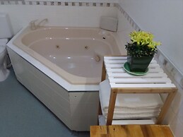 Colonial Lodge Motel