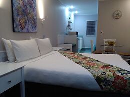 Colonial Lodge Motel