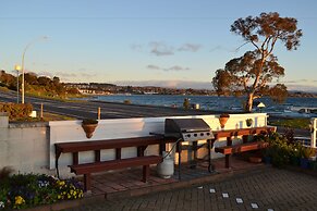 Colonial Lodge Motel