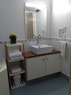 Colonial Lodge Motel