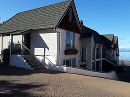 Colonial Lodge Motel