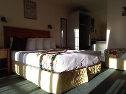 Colonial Lodge Motel