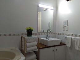 Colonial Lodge Motel