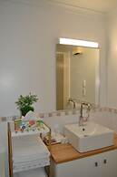 Colonial Lodge Motel