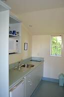 Colonial Lodge Motel