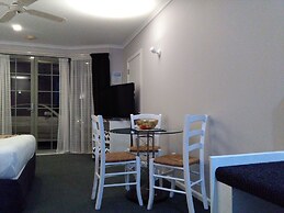 Colonial Lodge Motel