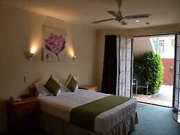 Colonial Lodge Motel