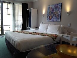 Colonial Lodge Motel