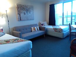 Colonial Lodge Motel