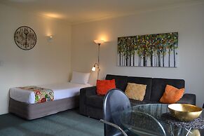 Colonial Lodge Motel