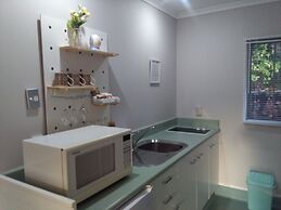 Colonial Lodge Motel