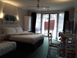 Colonial Lodge Motel