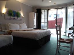 Colonial Lodge Motel