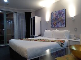 Colonial Lodge Motel