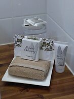 Colonial Lodge Motel