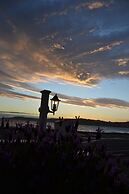 Colonial Lodge Motel