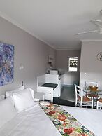 Colonial Lodge Motel