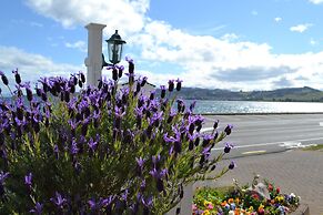 Colonial Lodge Motel