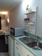 Colonial Lodge Motel