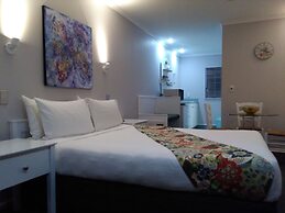 Colonial Lodge Motel