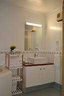 Colonial Lodge Motel