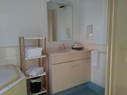 Colonial Lodge Motel