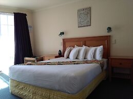 Colonial Lodge Motel