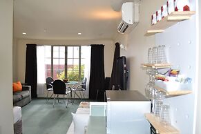 Colonial Lodge Motel