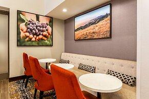 Hampton Inn & Suites Windsor - Sonoma Wine Country
