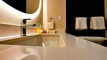 Newmarket Hotel & Suites