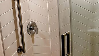 Newmarket Hotel & Suites