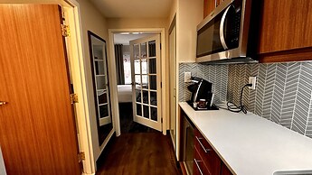 Newmarket Hotel & Suites